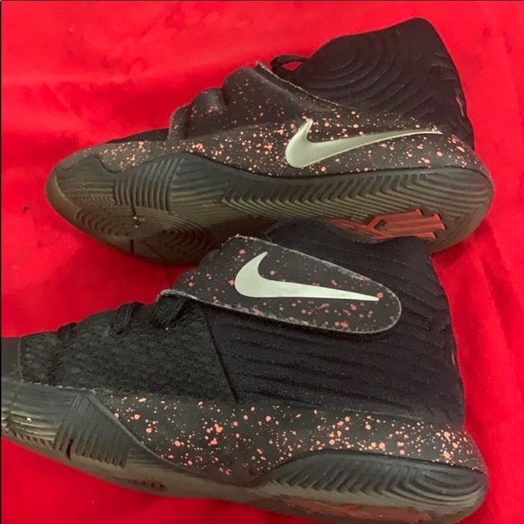 NIKE. KYRIES. BOYS.   TENNIS SHOES - Picture 4 of 6